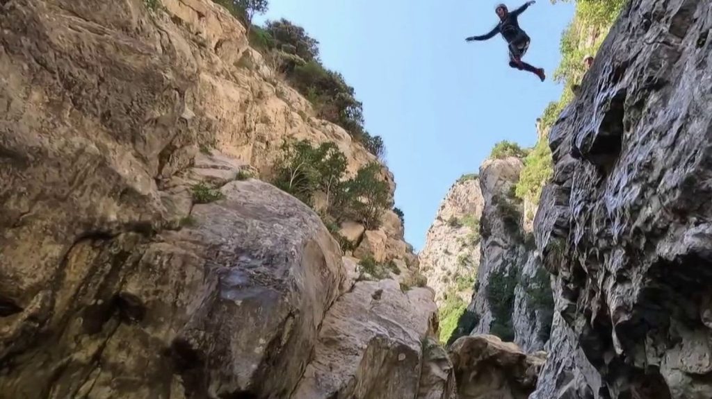 Découverte : les gorges de Galamus, un bout de nature et de patrimoine entre l'Aude et les Pyrénées-Orientales
Hameau du VIIe siècle niché dans la roche calcaire, canyoning vivifiant et dégustation d'une recette multicentenaire... les gorges de Galamus ont beaucoup à offrir. Un site méconnu dont le 13 Heures vous propose une visite, lundi 22 juillet.
