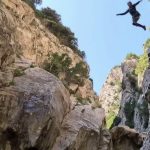 Découverte : les gorges de Galamus, un bout de nature et de patrimoine entre l'Aude et les Pyrénées-Orientales
Hameau du VIIe siècle niché dans la roche calcaire, canyoning vivifiant et dégustation d'une recette multicentenaire... les gorges de Galamus ont beaucoup à offrir. Un site méconnu dont le 13 Heures vous propose une visite, lundi 22 juillet.
