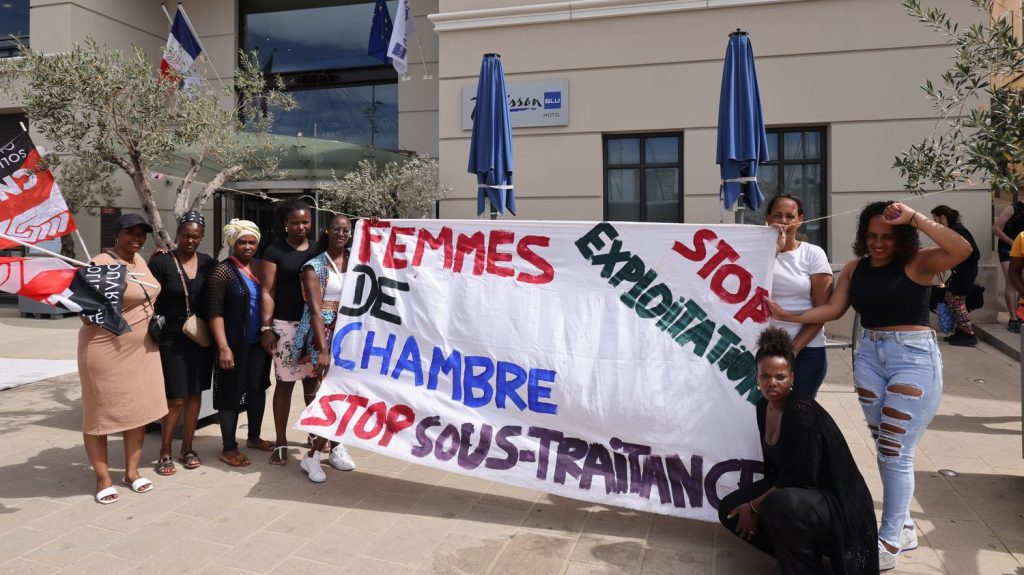 Reportage
À Marseille, les femmes de chambre du Radisson Blu en ont "ras-le-bol de travailler pour des gens qui ne les paient pas correctement"
En grève depuis deux mois, ces femmes qui exercent au sein de l'hôtel luxueux du Vieux-Port de Marseille demandent un treizième mois et une hausse de salaire horaire de "11 centimes".