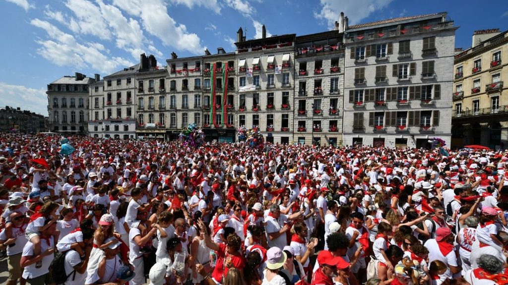 Fêtes de Bayonne : un homme gravement blessé lors d'une bagarre, un suspect interpellé
La victime a été transportée à l'hôpital, où son état s'est dégradé, engageant son pronostic vital, selon le parquet de Bayonne.