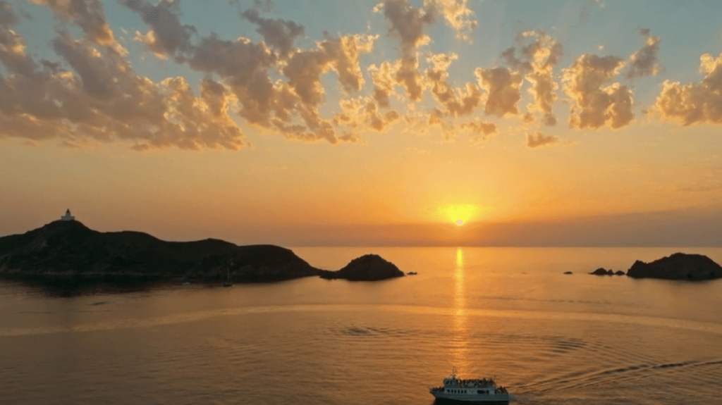 Patrimoine : les couchers de soleil époustouflants des Îles Sanguinaires
Direction la Corse, à la découverte des Îles Sanguinaires. Ces quatre îlots, situés à l'entrée du golfe d'Ajaccio, offrent des couchers de soleil tout simplement indescriptibles. Habitants, touristes et photographes ne s'en lassent pas.