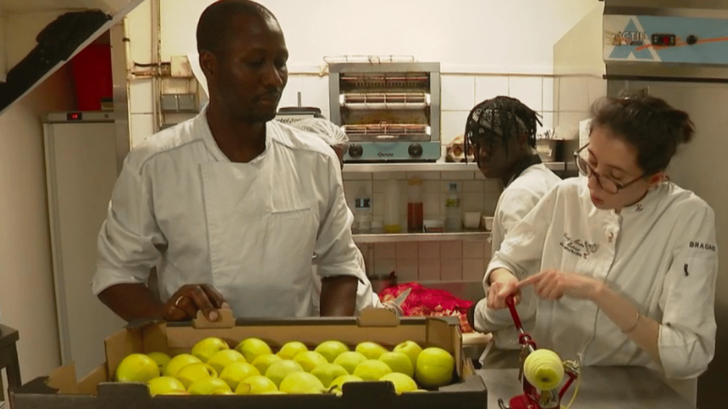 Hôtellerie et restauration : les travailleurs immigrés, des salariés indispensables dans le secteur
Des restaurateurs s’inquiètent d’une arrivée au pouvoir du Rassemblement national. Ils craignent de ne plus trouver de main-d’œuvre, compte tenu des mesures du RN pour lutter contre l’immigration. En Île-de-France, 50% des cuisiniers sont des immigrés, parfois en attente de régularisation.