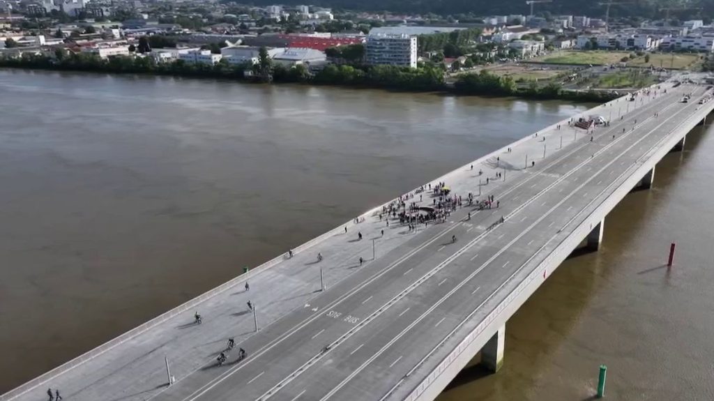 Bordeaux : un nouveau pont pour relier les deux rives de la Garonne
Le pont Simone Veil a été inauguré à Bordeaux, en Gironde. Il accorde une grande place aux mobilités douces, piétons et cyclistes, tout en restant ouvert aux voitures.
