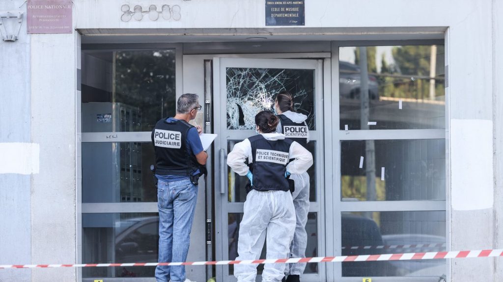 Incendie à Nice : des témoins indiquent avoir vu trois personnes prendre la fuite
Les policiers sont en train d'exploiter les images de la vidéosurveillance après l'incendie dans le quartier des Moulins qui a fait 7 morts.