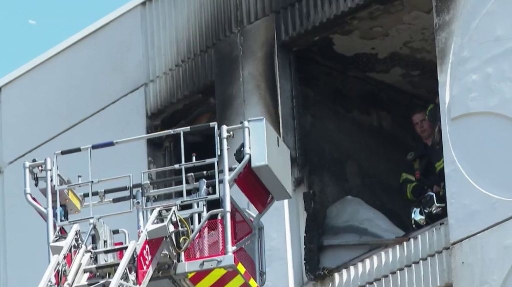 Incendie à Nice : deux suspects ont été interpellés, trois autres sont toujours recherchés
Deux hommes ont été interpellés et devraient être mis en examen, lundi 22 juillet, dans le cadre de l'enquête sur l'incendie criminel de Nice dans lequel sept membres d'une famille ont perdu la vie.
