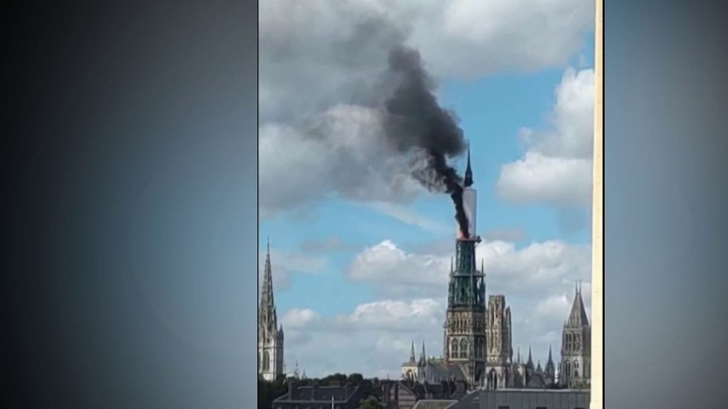 Rouen : la flèche de la cathédrale en feu
Un incendie s'est déclaré au sommet de la flèche de la cathédrale de Rouen (Seine-Maritime), jeudi 11 juillet. L'origine du feu est encore inconnue.