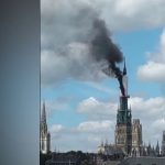 Rouen : la flèche de la cathédrale en feu
Un incendie s'est déclaré au sommet de la flèche de la cathédrale de Rouen (Seine-Maritime), jeudi 11 juillet. L'origine du feu est encore inconnue.