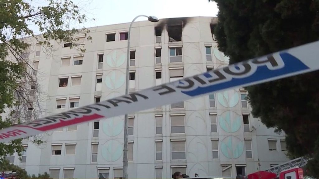 Incendie criminel de Nice : deux suspects interpellés, trois autres toujours recherchés
L’enquête se poursuit après l’incendie meurtrier dans un immeuble de Nice qui a coûté la vie à sept personnes d’une même famille, la semaine dernière. Trois suspects ont été identifiés et sont activement recherchés.