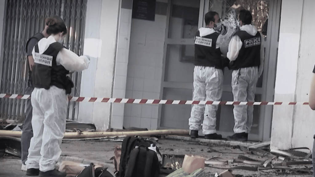 Incendie de Nice : un des auteurs en garde à vue ?
Une nouvelle interpellation a eu lieu dans l'enquête sur l'incendie de l'immeuble à Nice, qui a fait sept morts jeudi 18 juillet. L'homme, arrêté en région parisienne, pourrait être l'un des incendiaires.