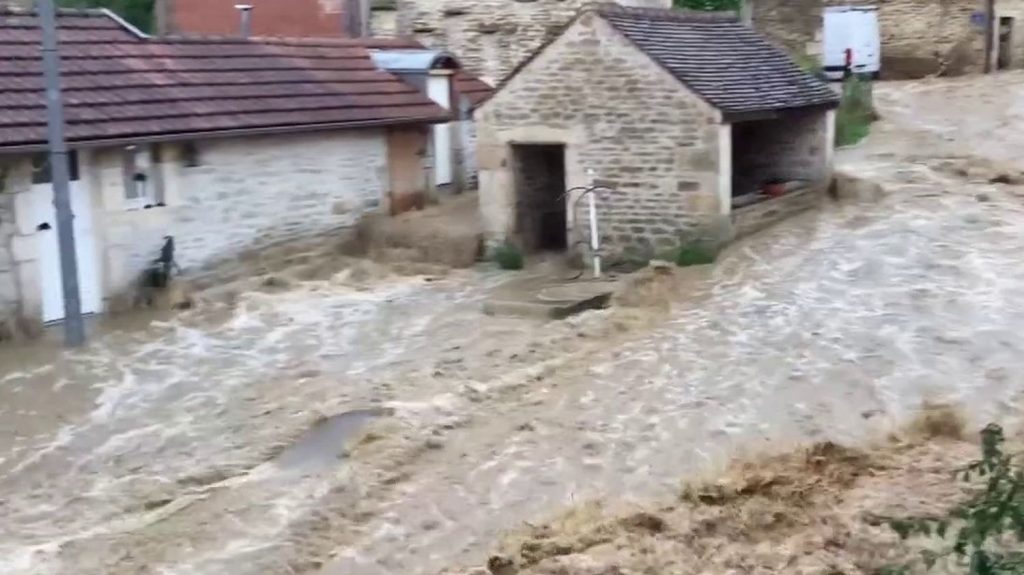 Intempéries : les images impressionnantes du torrent de boue qui a traversé un village en Côte-d'Or
En Côte-d'Or, le village de Boux-sous-Salmaise a été touché par des pluies diluviennes. Un torrent de boue a traversé la commune, occasionnant de gros dégâts.