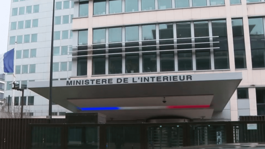 Agression dans la Sarthe : l’auteur des faits, radicalisé, a été interpellé
Un chauffeur de taxi avait été pris en otage, dans la nuit du mardi 16 au mercredi 17 juillet, dans la Sarthe. L’auteur a été interpellé jeudi soir, il est connu par les services de police pour radicalisation.
