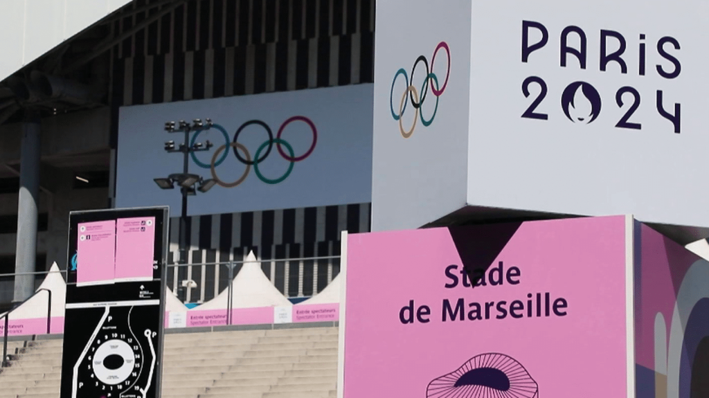 Paris 2024 : les Marseillais impatients de recevoir des épreuves des JO
Marseille s’apprête à vibrer pour les Jeux olympiques, avec une première épreuve mercredi 24 juillet. Dans la ville, commerçants comme habitants sont en effervescence.