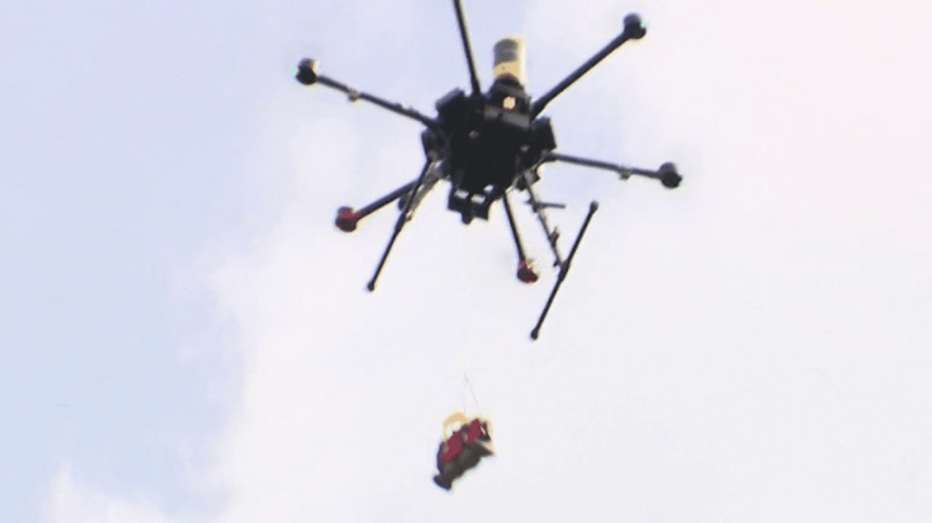 Santé : en Seine-Maritime, des largages de défibrillateurs par drone testés dans les zones rurales
Dans les zones rurales de Seine-Maritime, une société normande propose de larguer des défibrillateurs par drone. Des tests qui constituent une première en France, et visent à porter plus rapidement secours aux victimes de malaises cardiaques.