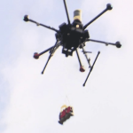 Santé : en Seine-Maritime, des largages de défibrillateurs par drone testés dans les zones rurales
Dans les zones rurales de Seine-Maritime, une société normande propose de larguer des défibrillateurs par drone. Des tests qui constituent une première en France, et visent à porter plus rapidement secours aux victimes de malaises cardiaques.