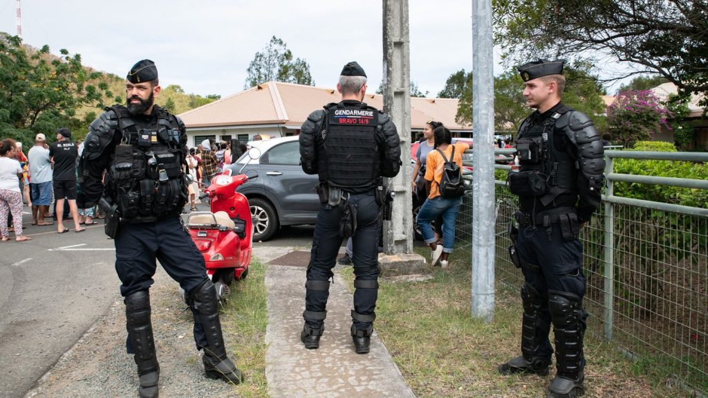 Législatives 2024 : en Nouvelle-Calédonie, les rassemblements interdits ce week-end et le couvre-feu prolongé jusqu'au 15 juillet
Le Haut-Commissariat de la République annonce le déploiement de 3 500 policiers et gendarmes pour le second tour des législatives.