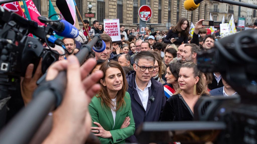 Législatives 2024 : quatre questions sur la hausse du smic à 1 600 euros, une mesure proposée par le Nouveau Front populaire et qui divise
L'alliance de gauche, arrivée en tête des élections législatives anticipées, propose notamment l'augmentation du salaire minimum à 1 600 euros net. Quatre questions pour comprendre cette mesure qui divise les économistes.