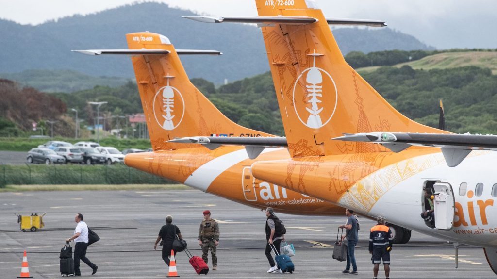 Emeutes en Nouvelle-Calédonie : la compagnie Air Calédonie va licencier une centaine de personnes, soit un tiers de ses salariés
Les émeutes liées à une réforme du corps électoral ont provoqué un arrêt brutal du trafic de la compagnie domestique qui compte 350 salariés.