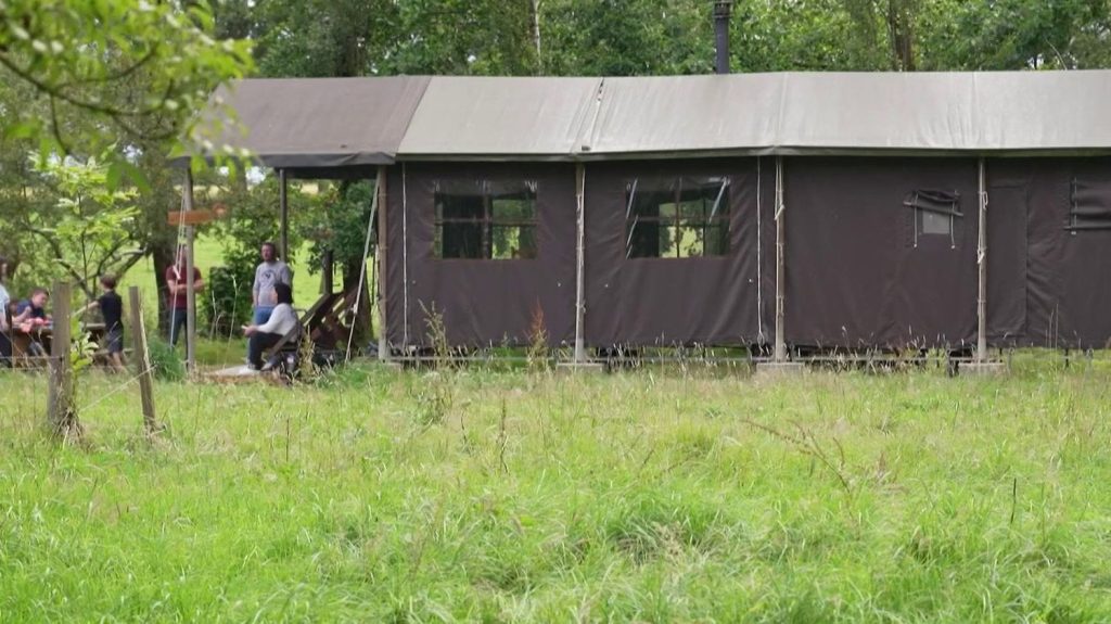 Vacances : un couple d’agriculteurs a installé des lodges sur son exploitation
Dans le Maine-et-Loire, un couple d’agriculteurs propose des lodges installées sur son exploitation. Reportage.