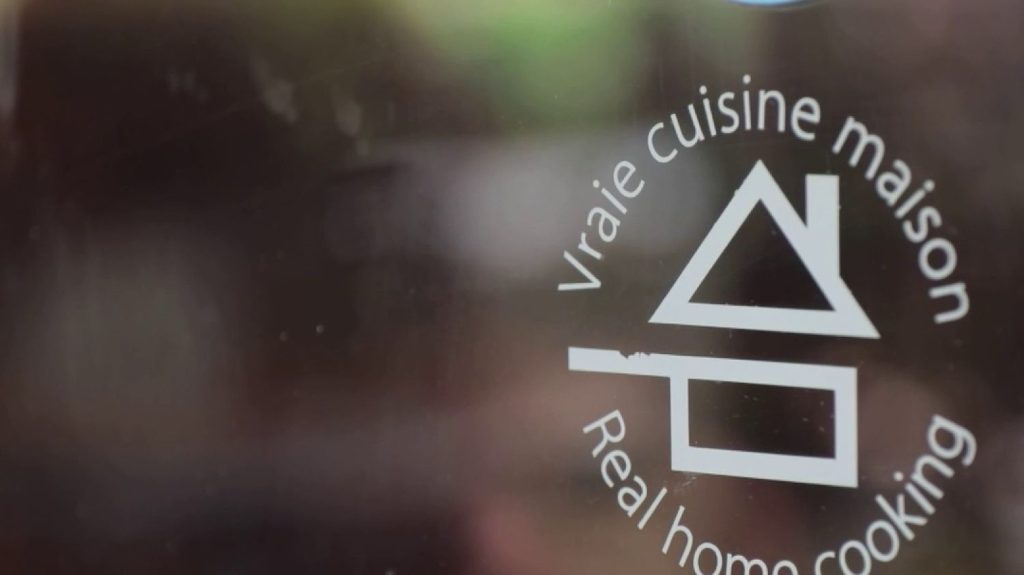 "Fait maison" : le logo arboré par les restaurateurs est-il toujours fiable ?
Le logo "Fait maison" fête son anniversaire, mercredi 17 juillet. Il a été créé il y a dix ans pour permettre aux restaurateurs qui font eux-mêmes leurs plats de valoriser leur cuisine. Mais sait-on vraiment ce que cette mention garantit ?