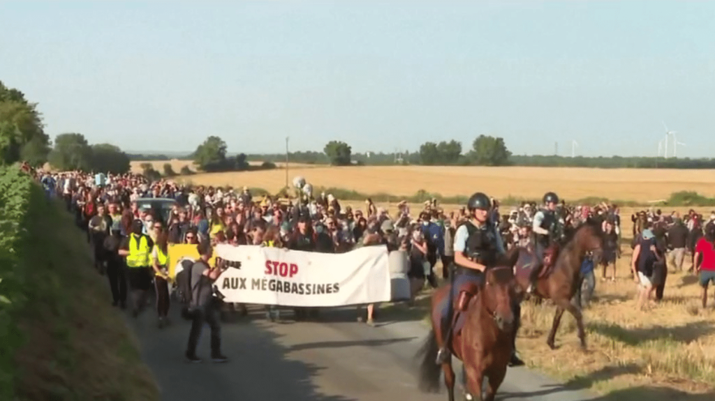 Mégabassines : à Saint-Sauvant, des tensions entre les manifestants et les forces de l’ordre
Vendredi 19 juillet, dans les Deux-Sèvres, plus de 4 500 personnes se sont déjà réassemblées à Sainte-Soline. Les manifestants tentent de se retrouver à Saint-Sauvant, mais sont bloqués par des barrages des forces de l’ordre.