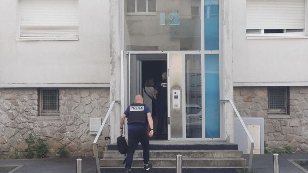 Saint-Nazaire : mise en examen de l'homme soupçonné d'avoir tué une femme lundi
Une femme de 35 ans a été tuée par arme à feu à Saint-Nazaire lundi matin. Le suspect "reconnaît être l'auteur du tir, tout en précisant que celui-ci aurait été accidentel", précise le procureur de la République de Nantes.