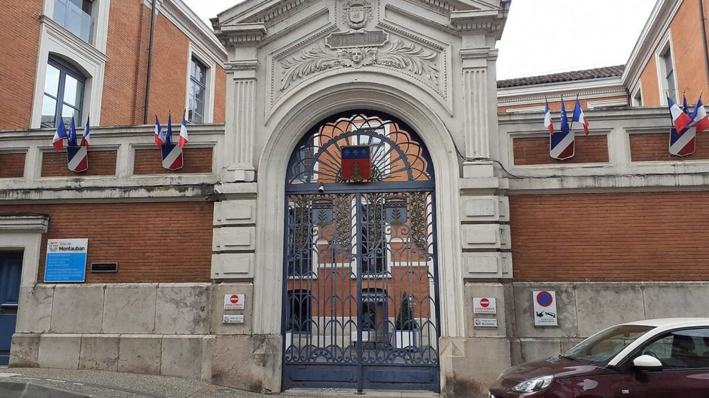 La mairie de Montauban utilise une photo du maréchal Pétain pour annoncer les commémorations de la Libération, l'opposition réclame des excuses
"Il n'est pas acceptable que le journal municipal colporte même de façon implicite une vision déformée de l'Histoire", dénonce un élu d'opposition. Une photo du maréchal Pétain a été publiée dans le journal de la mairie de Montauban, pour évoquer l'anniversaire de la libération de la ville.
