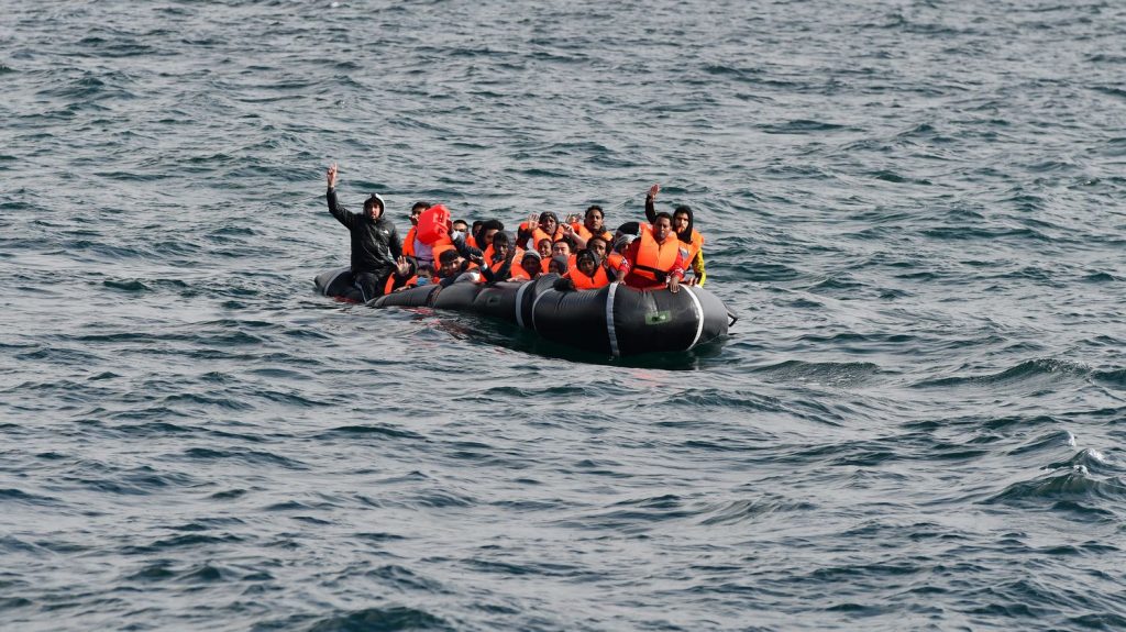 Un migrant meurt dans le naufrage d'une embarcation en tentant de traverser la Manche
Il y a 71 autres personnes qui ont été secourues, précise la préfecture maritime.