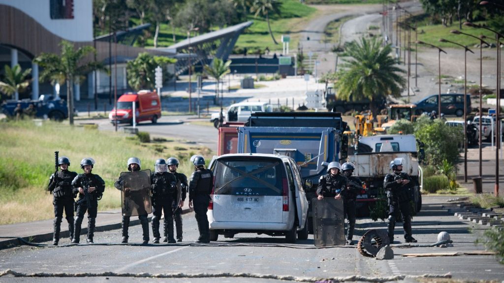 Témoignages
"On commence à fatiguer" : en Nouvelle-Calédonie, la peur d'un nouvel embrasement et d'une crise économique après deux mois de crise
Un homme est décédé lors d'une opération des forces de l'ordre, le dixième depuis le début de la crise en mai. Face aux violences, les habitants craignent de voir l'archipel sombrer, de surcroît, dans une crise économique.