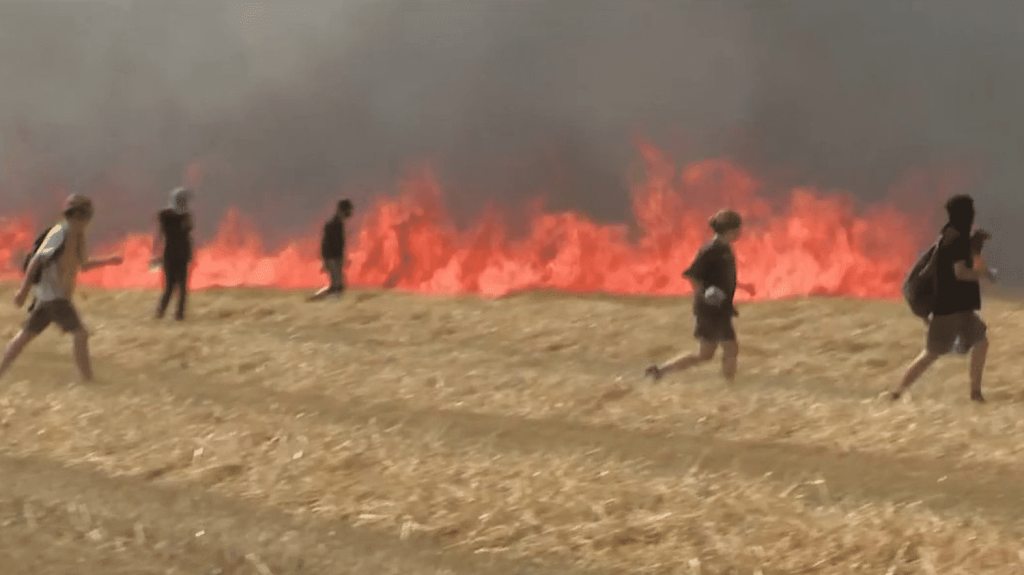 Mégabassines : dans la Vienne, une nouvelle mobilisation sous haute surveillance
Plusieurs milliers d’opposants aux mégabassines se sont retrouvés dans la Vienne, vendredi 19 juillet. Face à eux, 3 000 policiers et gendarmes ont été déployés.
