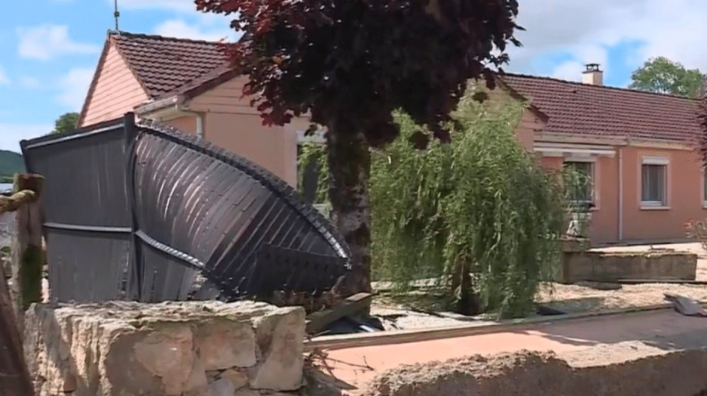 Intempéries : d’importants dégâts après un orage en Haute-Marne
En Haute-Marne, le village de Meures a été dévasté par de violents orages, dans la soirée de samedi 20 juillet. Une vague de plus d’un mètre a déferlé dans les rues.
