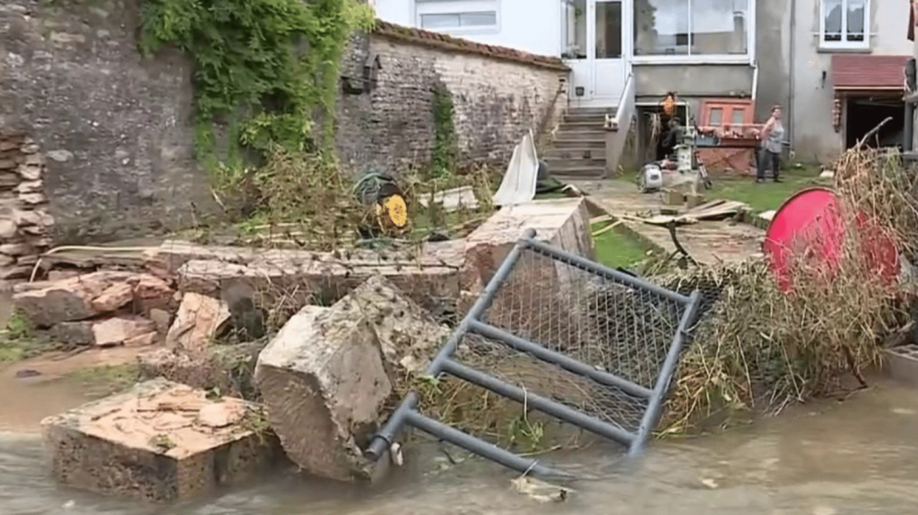 Orages : en Haute-Marne, le village de Meures durement touché par une vague de boue
Les dégâts sont nombreux dans le village de Meures, dimanche 21 juillet, et dans le reste de la Haute-Marne. De nombreux départements ont été traversés par des orages, samedi.