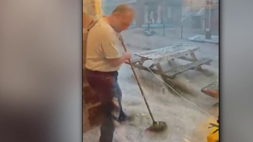 Météo : la France balayée par les orages
De violents orages ont causé d’importants dégâts, ce jeudi 11 juillet au soir et cette nuit, dans l’Aveyron. Plusieurs communes ont été frappées par des chutes de grêle et des inondations.