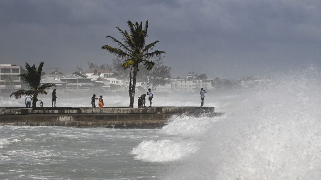 Dans les Caraïbes, au moins sept morts après le passage de l'ouragan Béryl, désormais en route vers la Jamaïque puis les îles Caïmans
Le Premier ministre jamaïcain a invité les habitants de l'île à "faire des réserves de nourriture, de piles, de bougies et d'eau".