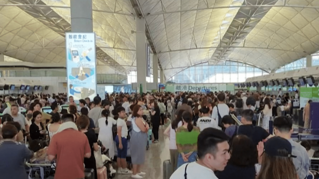Panne informatique mondiale : plusieurs secteurs paralysés dans le monde
Vendredi 19 juillet, une gigantesque panne informatique a paralysé des hôpitaux, des aéroports, ou encore des marchés boursiers après la mise à jour d’un antivirus par une société américaine.