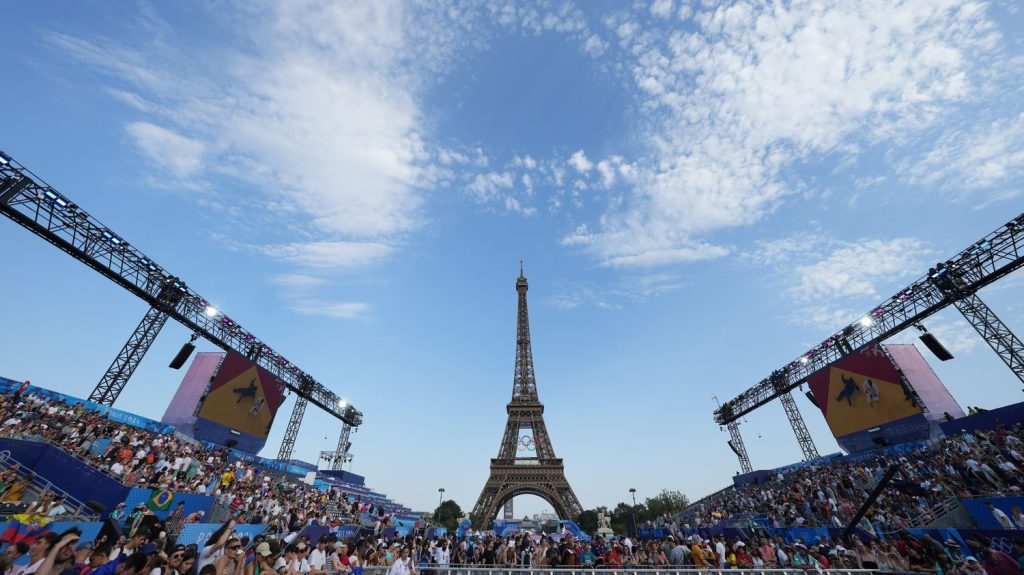 Reportage
"Tout le monde crie, tout le monde chante" : dans les jardins du Trocadéro, le Parc des champions ne désemplit pas
Depuis lundi, le Parc des champions accueille spectateurs et champions olympiques dans une ambiance survoltée.