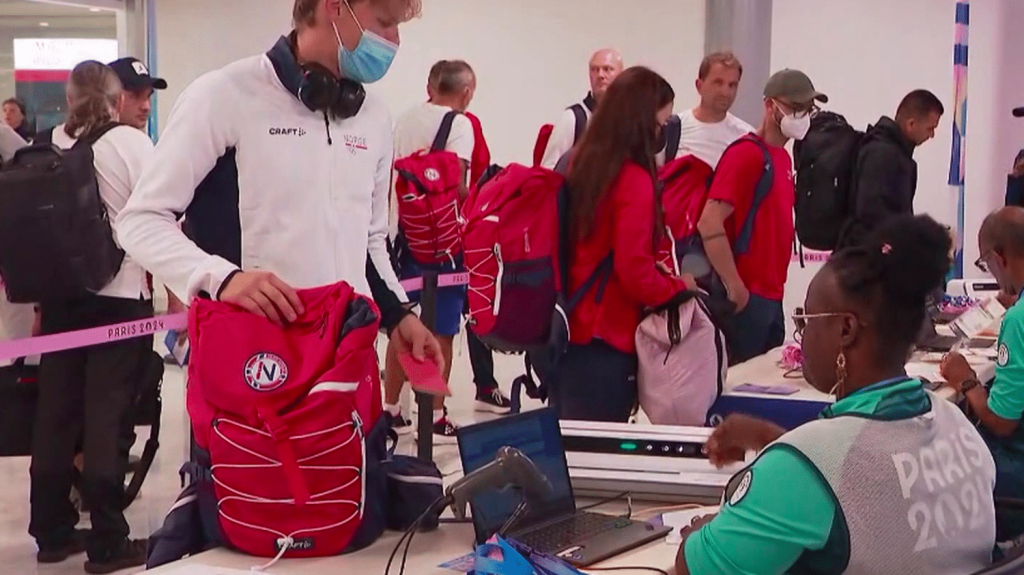 Paris 2024 : dans les aéroports parisiens, les volontaires en pleine effervescence
Dans les grands aéroports, tout est fait pour accueillir au mieux touristes et délégations. Reportage, mardi 23 juillet, à Roissy-Charles-de-Gaulle, où 1 500 volontaires sont mobilisés.