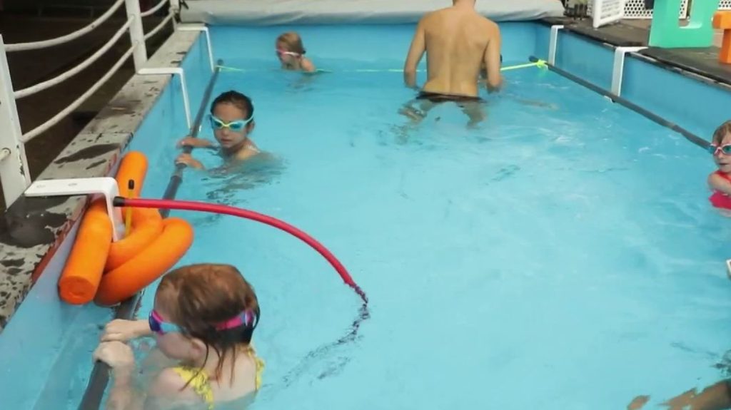Strasbourg : une piscine itinérante pour apprendre aux enfants à nager
Depuis trois ans, une piscine itinérante sillonne les routes de France pour familiariser les jeunes enfants avec l'eau et éviter ainsi les noyades. Cet été, elle s'est installée dans la région de Strasbourg (Bas-Rhin).