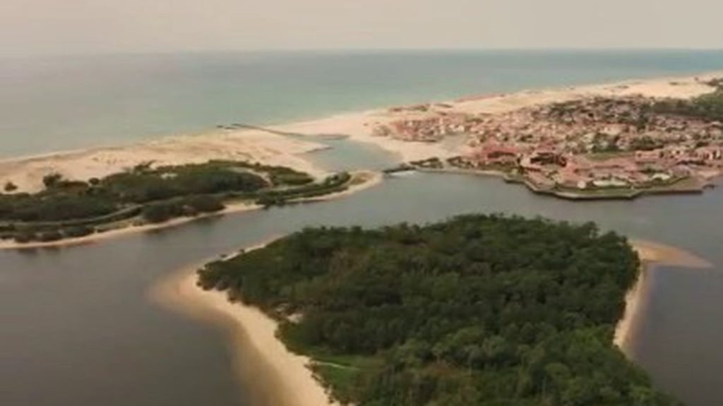 Patrimoine : plongée dans les eaux landaises
Mardi 2 juillet, le 13 Heures prend la direction des Landes, à la découverte de Capbreton, un des berceaux du surf.