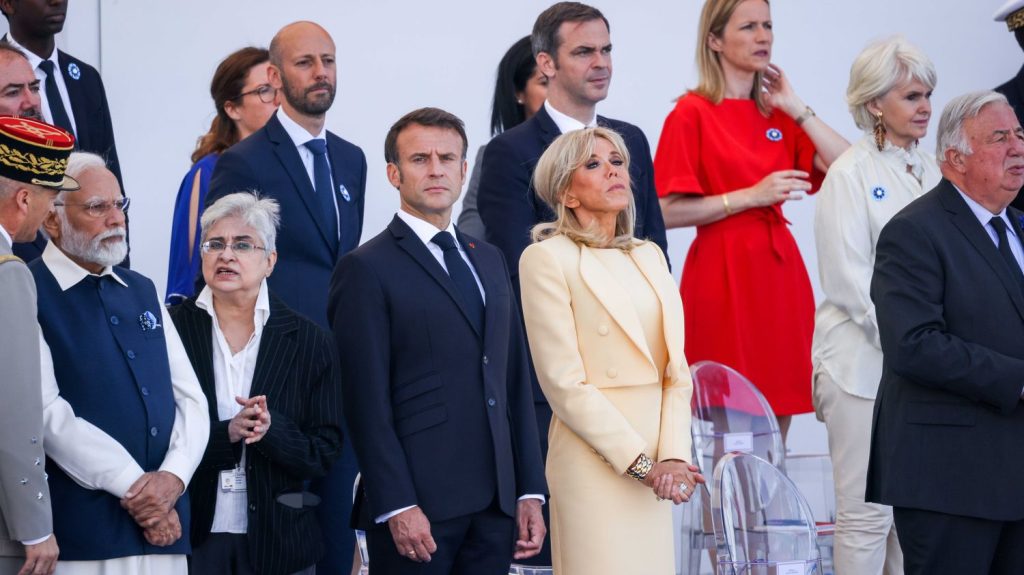 "Un drôle de 14-Juillet" : comment le gouvernement en sursis se prépare à célébrer la fête nationale dans un contexte politique inédit après les législatives
Les ministres vont assister dimanche au traditionnel défilé du 14-Juillet, depuis la tribune présidentielle, alors que tous les regards sont tournés vers la nouvelle Assemblée nationale, où les députés de tous bords négocient pour tenter de former un nouveau gouvernement.