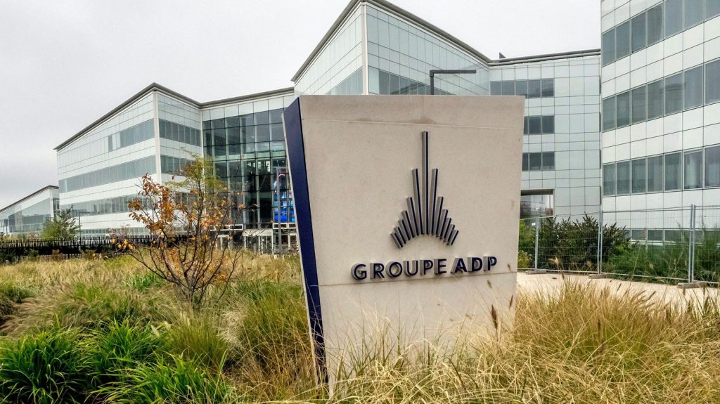 Les salariés d'ADP, derniers à obtenir une "prime JO"
La menace d'une grève s'est donc envolée dans les aéroports. Les négociations ont abouti à une prime uniforme pour tout le personnel, réclamée depuis plus d'un an par les syndicats.