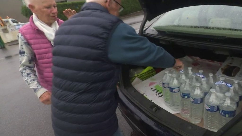 Finistère : privés d'eau potable depuis dix jours, des habitants s'organisent
À Saint-Évarzec (Finistère), des travaux sur le réseau hydraulique ont privé d'eau les habitants, qui subsistent avec des distributions d'eau en bouteilles.