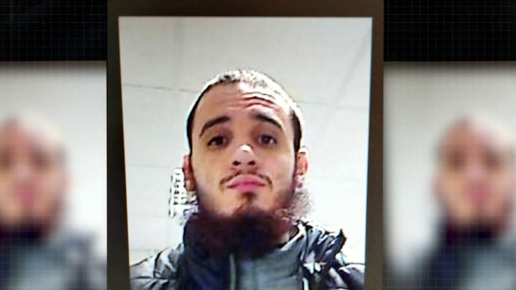 Agression d’un chauffeur de taxi dans la Sarthe : le suspect prévoyait-il un attentat ?
Les enquêteurs en dévoilent un peu plus, mardi 23 juillet, sur le profil de l'assaillant. Dereck R., était connu des services de justice, il se serait radicalisé en prison.