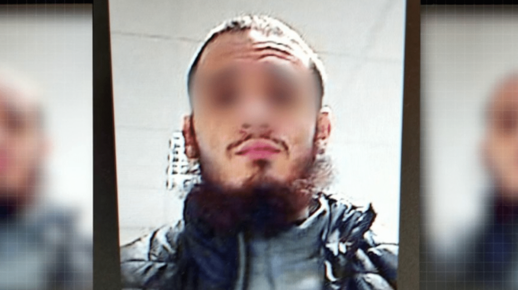Agression d'un chauffeur de taxi dans la Sarthe : le profil inquiétant d'un radicalisé
Dans la nuit de mardi à mercredi, un homme a pris en otage un chauffeur de taxi dans la Sarthe. Il a été interpellé dans la nuit de jeudi à vendredi, et placé en garde à vue pour tentative d'assassinat terroriste. Derek R. est connu pour sa radicalisation pro-djihadiste.