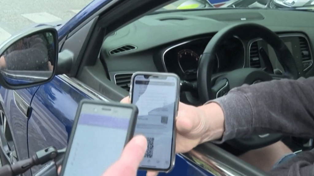 Paris 2024 : le QR code pour circuler en voiture autour de la Seine est entré en vigueur
Les Jeux olympiques débutent dans huit jours. Dès le jeudi 18 juillet, un QR code est obligatoire pour ceux qui veulent circuler en voiture ou en véhicule motorisé autour de la Seine.