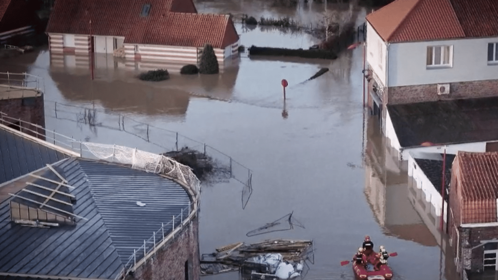 Inondations dans le Pas-de-Calais : l’État propose aux sinistrés de racheter leurs maisons
À plusieurs reprises l'hiver dernier, la commune d’Arques, dans le Pas-de-Calais, a été sinistrée. Les dégâts d'ampleur ont mis à rude épreuve les habitants. D'où cette proposition de l'État de racheter les maisons situées en zone inondable. Un dilemme pour les principaux concernés.