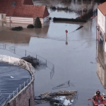 Inondations dans le Pas-de-Calais : l’État propose aux sinistrés de racheter leurs maisons
À plusieurs reprises l'hiver dernier, la commune d’Arques, dans le Pas-de-Calais, a été sinistrée. Les dégâts d'ampleur ont mis à rude épreuve les habitants. D'où cette proposition de l'État de racheter les maisons situées en zone inondable. Un dilemme pour les principaux concernés.