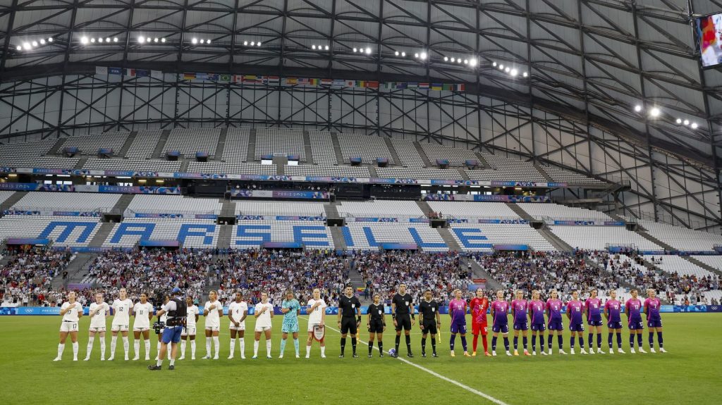 JO de Paris 2024 : "Plutôt que d’avoir un stade vide, réduisez le prix des places à 5 euros", demande l'adjoint aux Sports de Marseille
"Le prix des places est trop élevé. Quand on met le prix des places à 26 euros et jusqu’à 33 euros, les familles marseillaises n’ont pas le porte-monnaie pour ça", observe Sébastien Jibrayel, mardi sur France Bleu Provence.