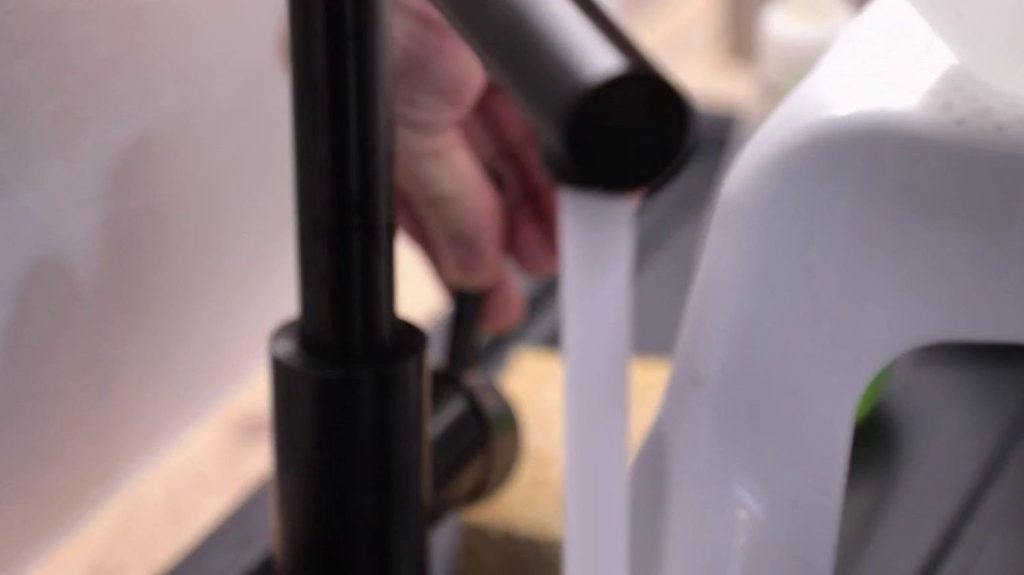 Finistère : des habitants privés d’eau depuis plus d'une semaine
À Saint-Évarzec (Finistère), des travaux sur le réseau hydraulique ont privé d'eau les habitants, qui subsistent avec des distributions d'eau en bouteilles.