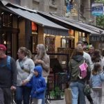 Tourisme : à Saint-Malo, le surtourisme inquiète
La SNCF a annoncé la mise en vente de 300 000 billets TGV supplémentaires. Parmi les destinations phares, Saint-Malo. Sur place, certains habitants ont le sentiment d'accueillir trop de touristes.