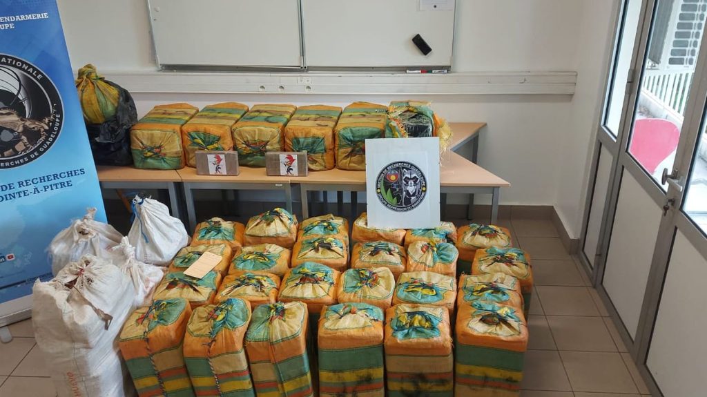 Une saisie de drogue d'une valeur de 25 millions d'euros en Guadeloupe
Près de 800 kg de cocaïne et 26 kg de cannabis ont été retrouvés par les gendarmes.